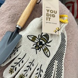 Gardening gloves with bees and trowel
